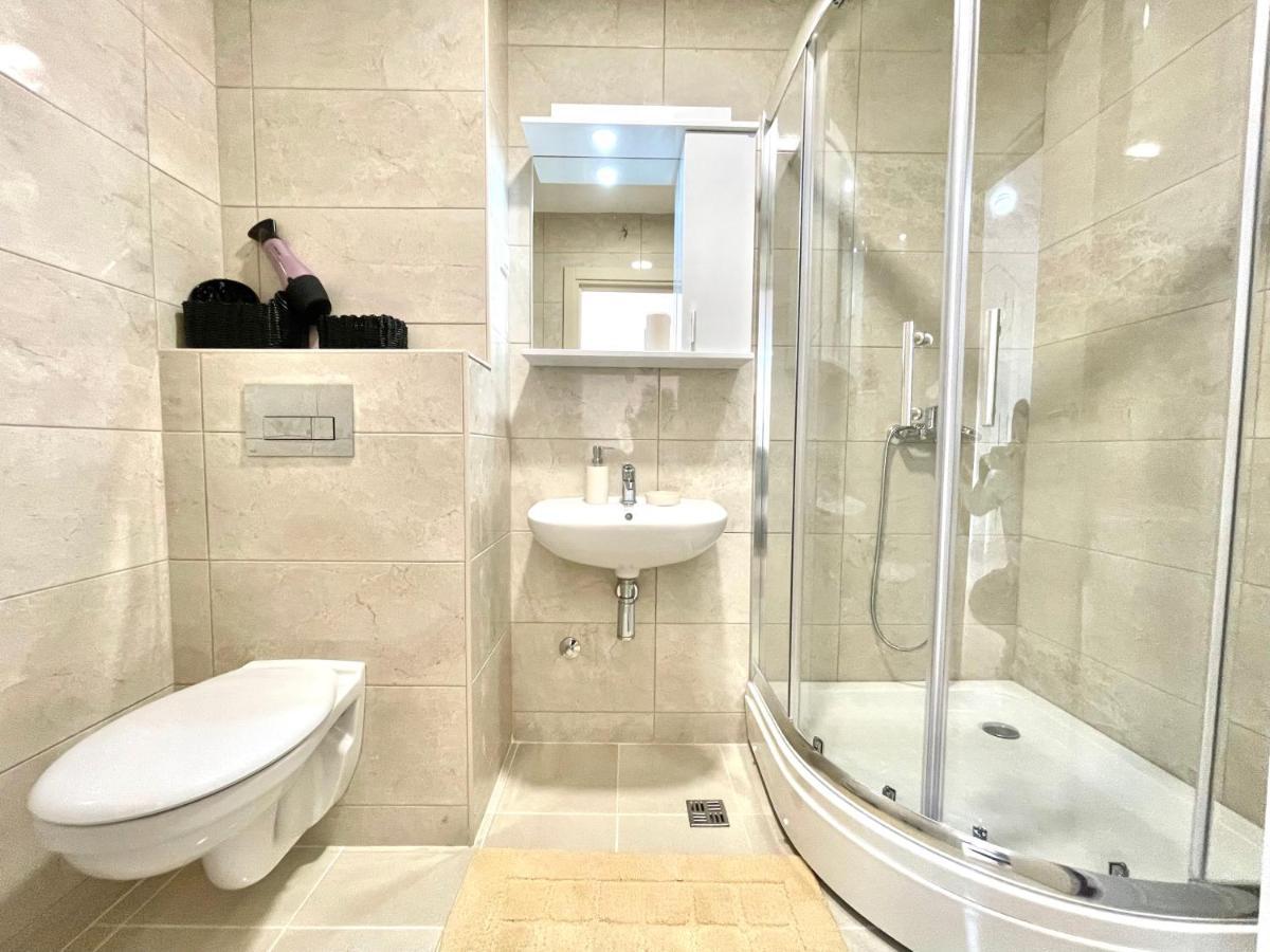 One-Bedroom Apartment,1131689565:JPEG