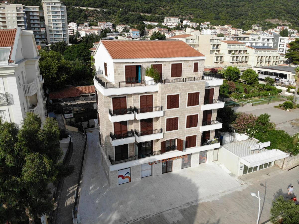 Deluxe One-Bedroom Apartment with Ocean View