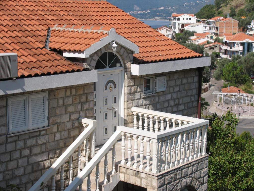Appartamento con 2 Camere da Letto, Balcone e Vista mare