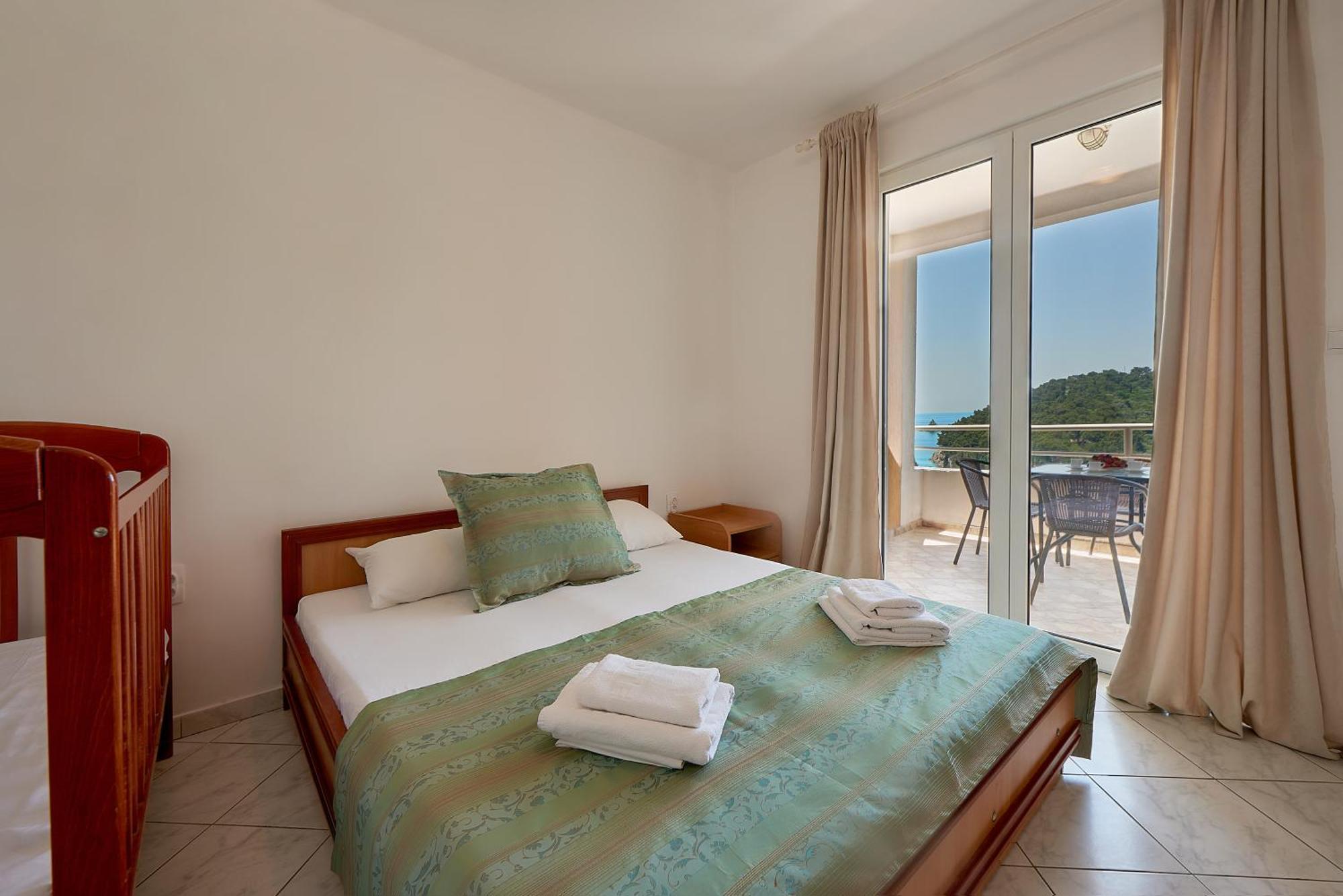 One-Bedroom Apartment Sea View