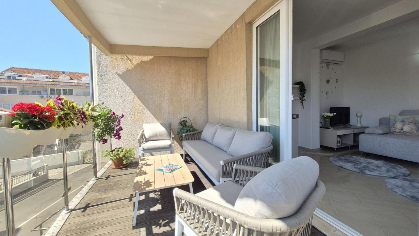 One-Bedroom Apartment with Terrace,1674726206:JPEG