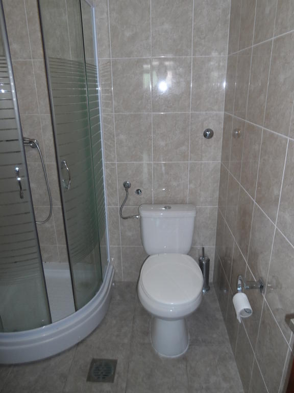Deze driepersoonskamer heeft een gedeelde badkamer.
