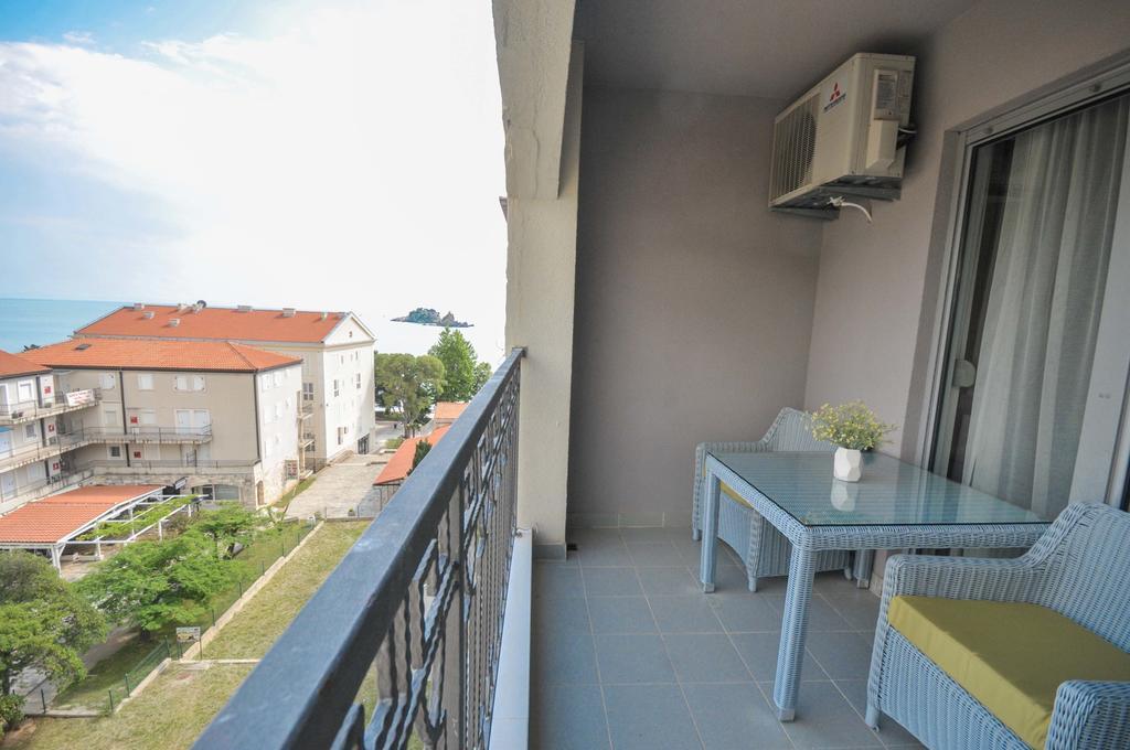 One-Bedroom Apartment Balcony Sea View