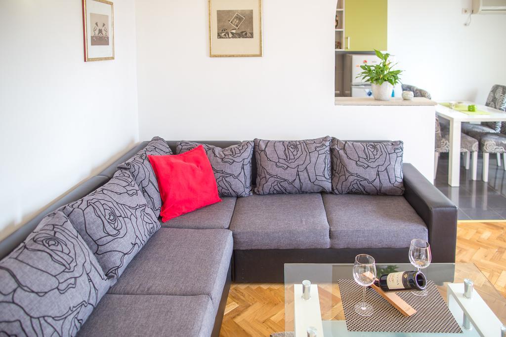One-Bedroom Apartment,256257037:JPEG