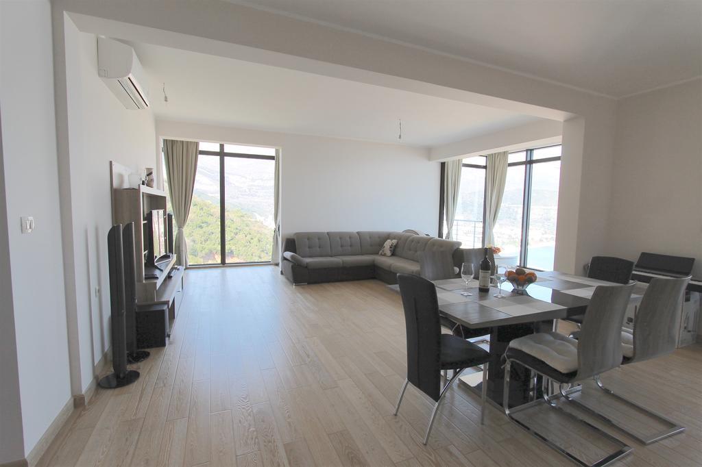 Appartement met 3 Slaapkamers, Balkon en Uitzicht op Zee