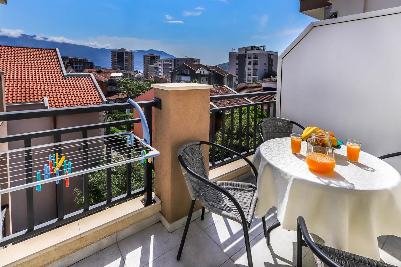 One-Bedroom Apartment with City View