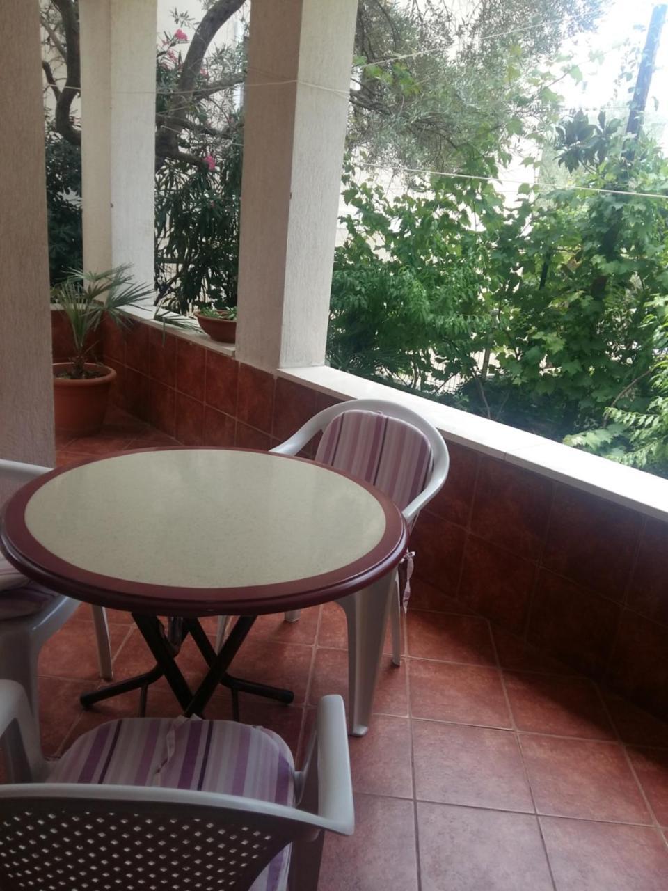 Studio (3 Adults),766748635:JPEG