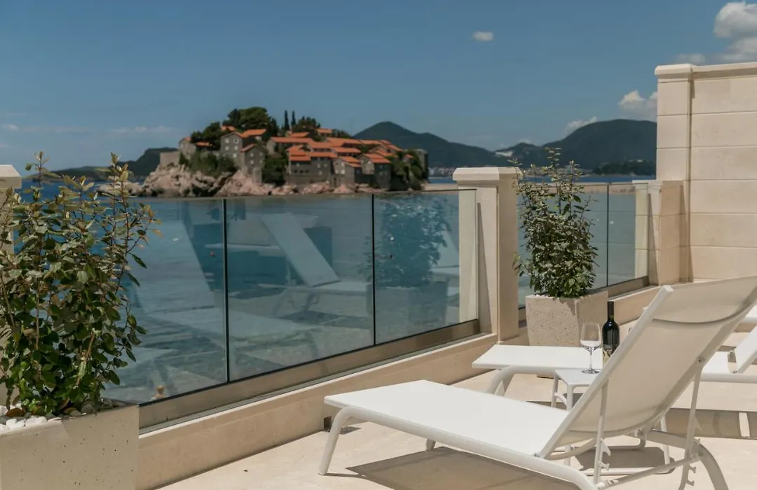 Petra'S Beachfront Penthouse-1