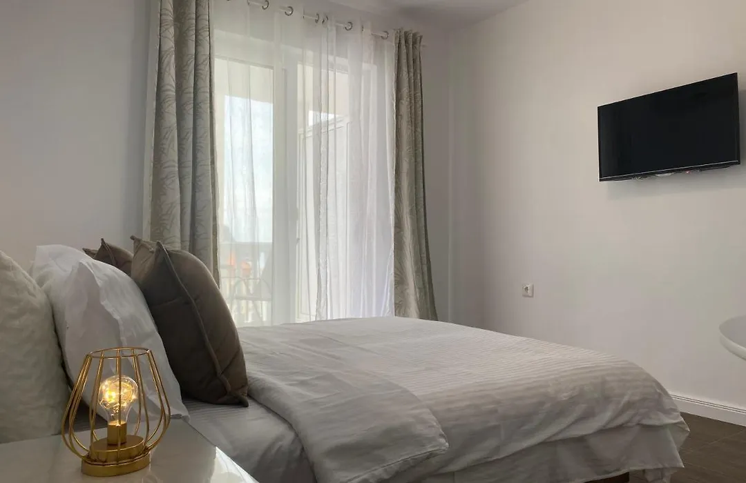 Veselinka Apartments & Rooms-1