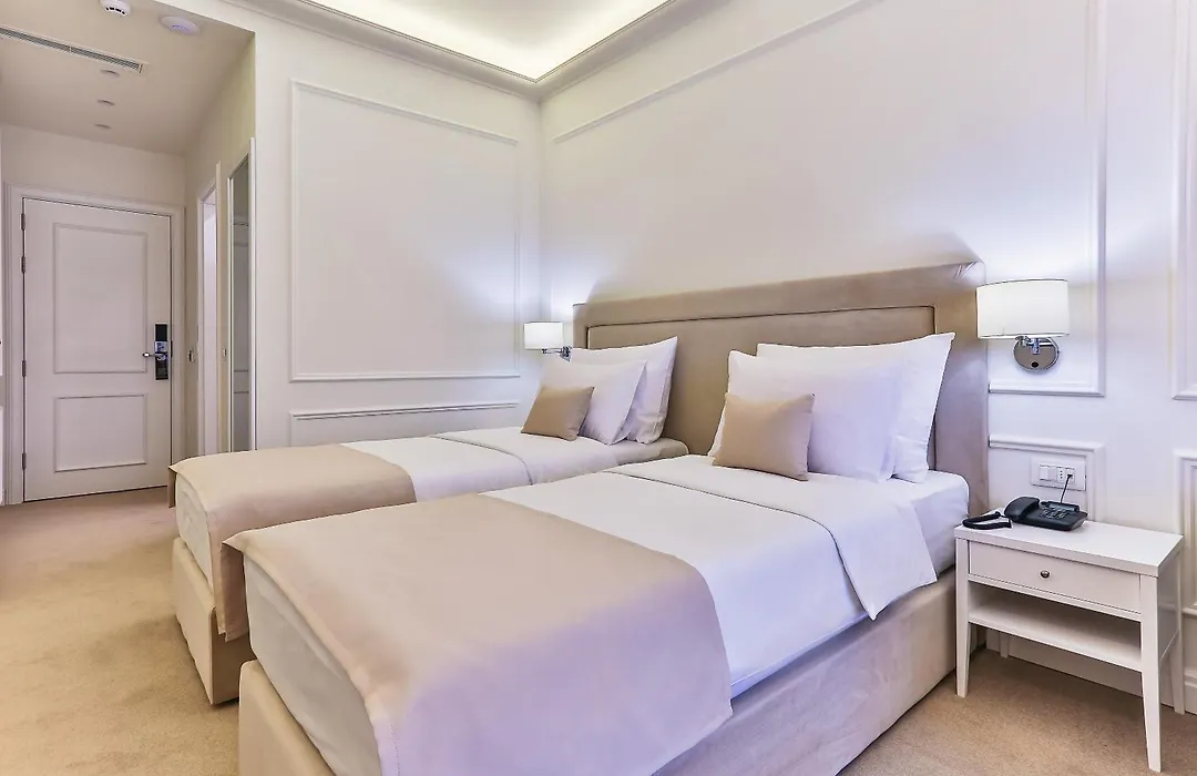 Hotel Crown-1