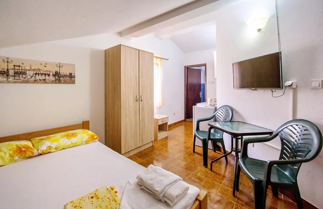 Guest House Lotos-1