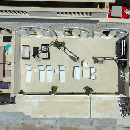 Petra'S Beachfront Penthouse-2