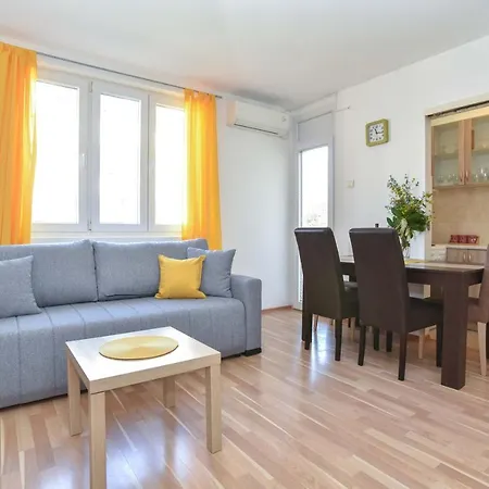 Apartment Near Old Town-3
