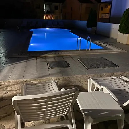 Deluxe Pool Apartment 4-2