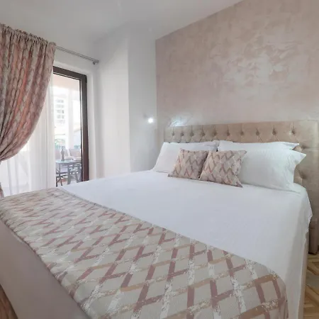 Oscar Exclusive Apartment-3