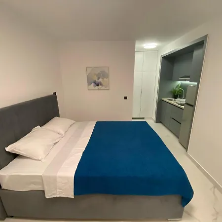 Deluxe Pool Apartment 3-3