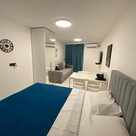 Deluxe Pool Apartment 3-2