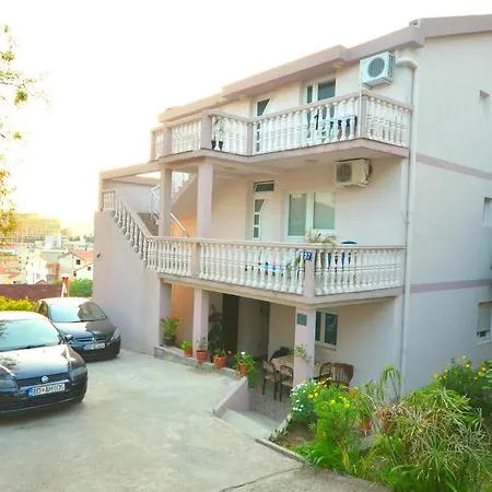 Guesthouse Apartments Cenic-2