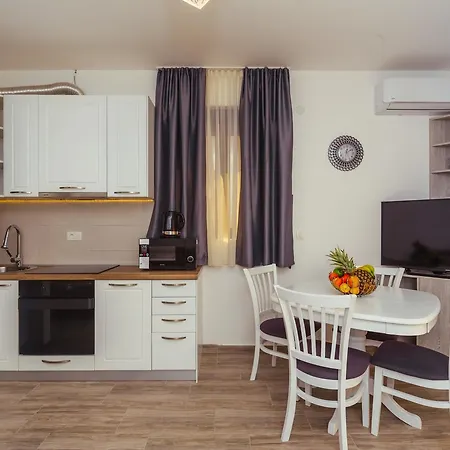 Apartments Monte Re-3