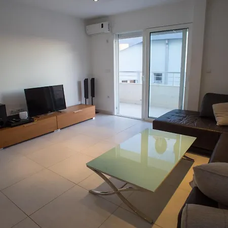 Becici Three-Bedroom Penthouse Apartment With Jacuzzi-2