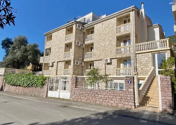 Budva hotels near Rozino