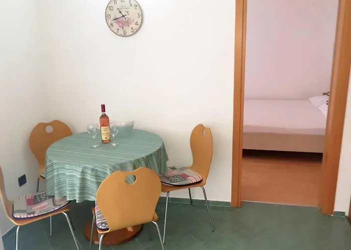 Comfortable Apartment For 5 Persons Budva