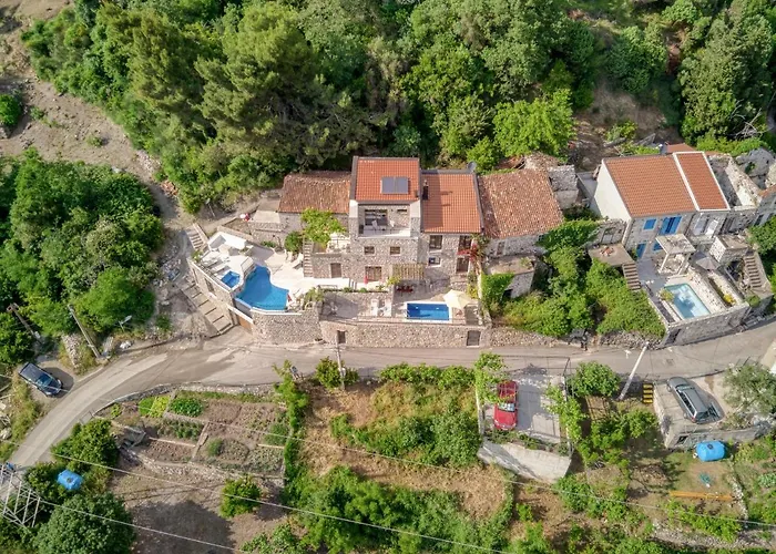 Villa Old Olive 2 Budva met een Zwembad