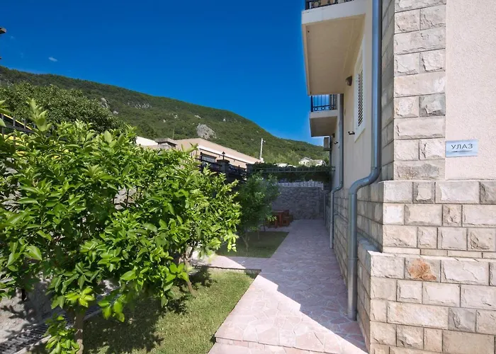 Pet friendly Apartments Konte Budva