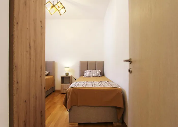Huisdiervriedelijke Lovely 2 Bedroom Apartment In Dubovica, Budva