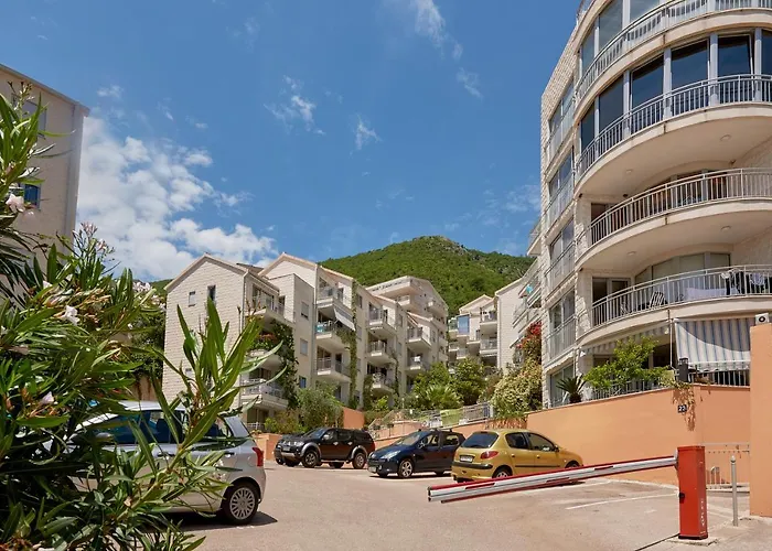 Summer Apartments With Pool Petrovac