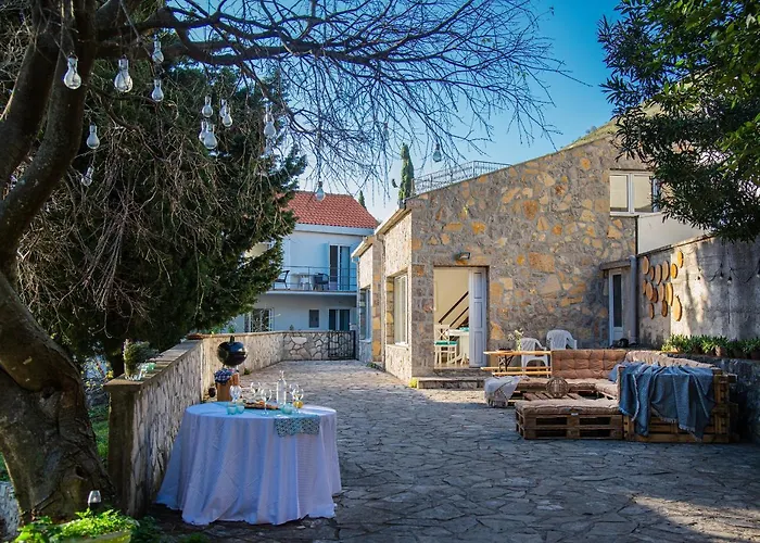 Amazing Balkan Patio, 3 Houses Together Petrovac acceptant les animaux