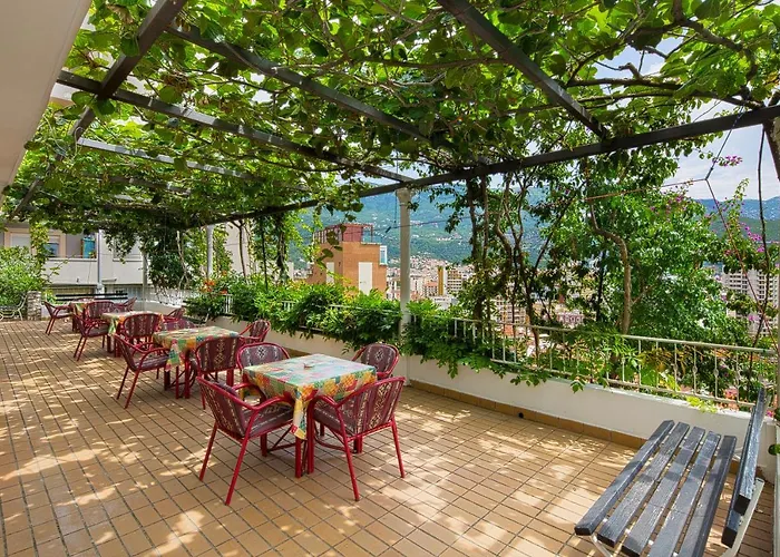 Madra Rooms And Apartments Budva
