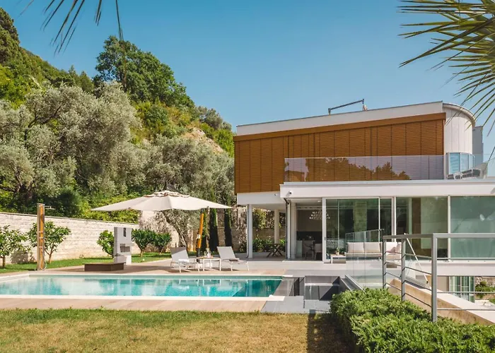 Pet friendly Villa Solaria Sveti Stefan