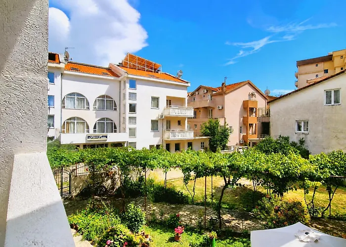 Dom B Apartments Budva