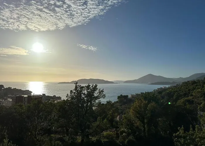 Sea View Apartments Panorama Przno Sveti Stefan che accetta animali