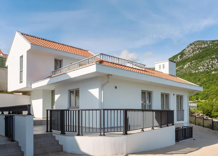 Villa Carsko Selo Blizikuce à Budva avec Piscine