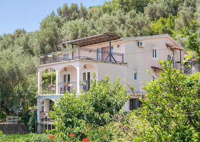 Petrovac hotels near Kastio castle